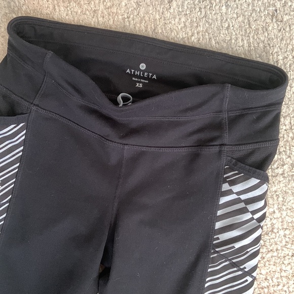ATHLETA cropped capri leggings with black and white pattern and pockets sporty - Picture 2 of 9